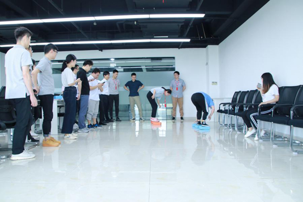 摸石头过河比赛现场 摸石头过河比赛现场