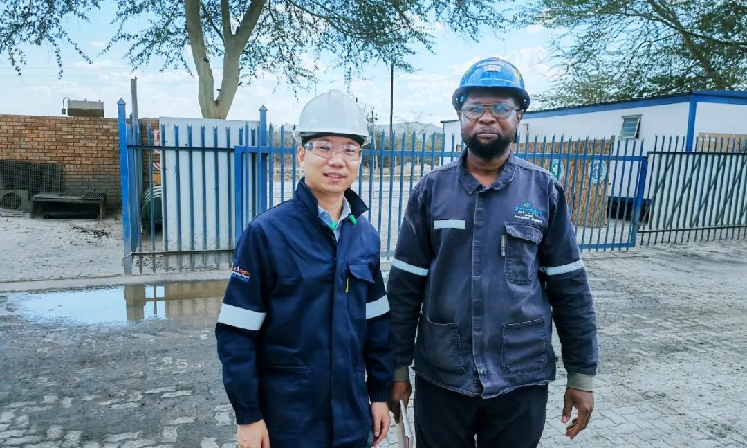 Kevin（左）与Ngubane在南非矿区合影.jpg